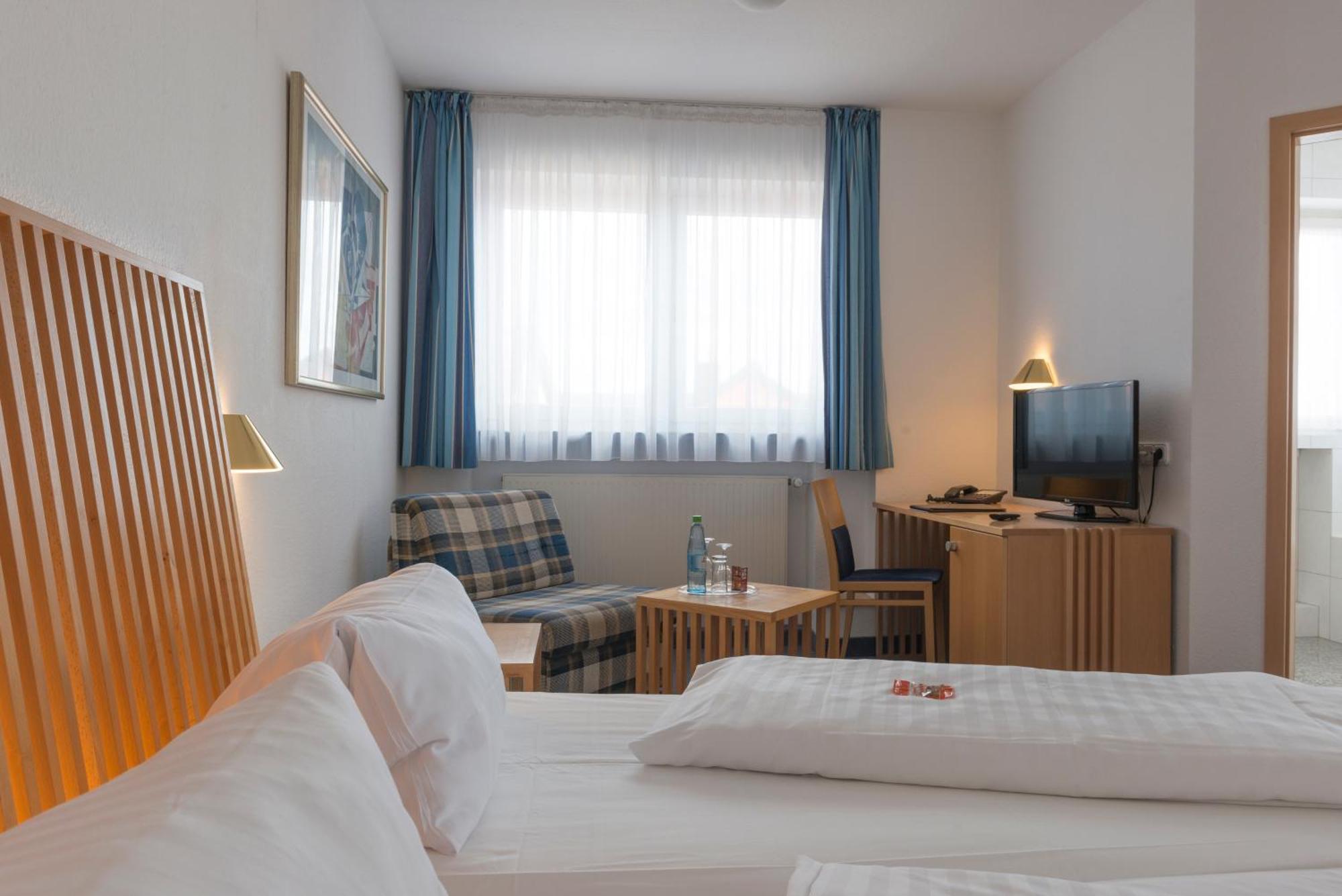 Hotel Gasthof Zum Storch Schluesselfeld Exterior photo