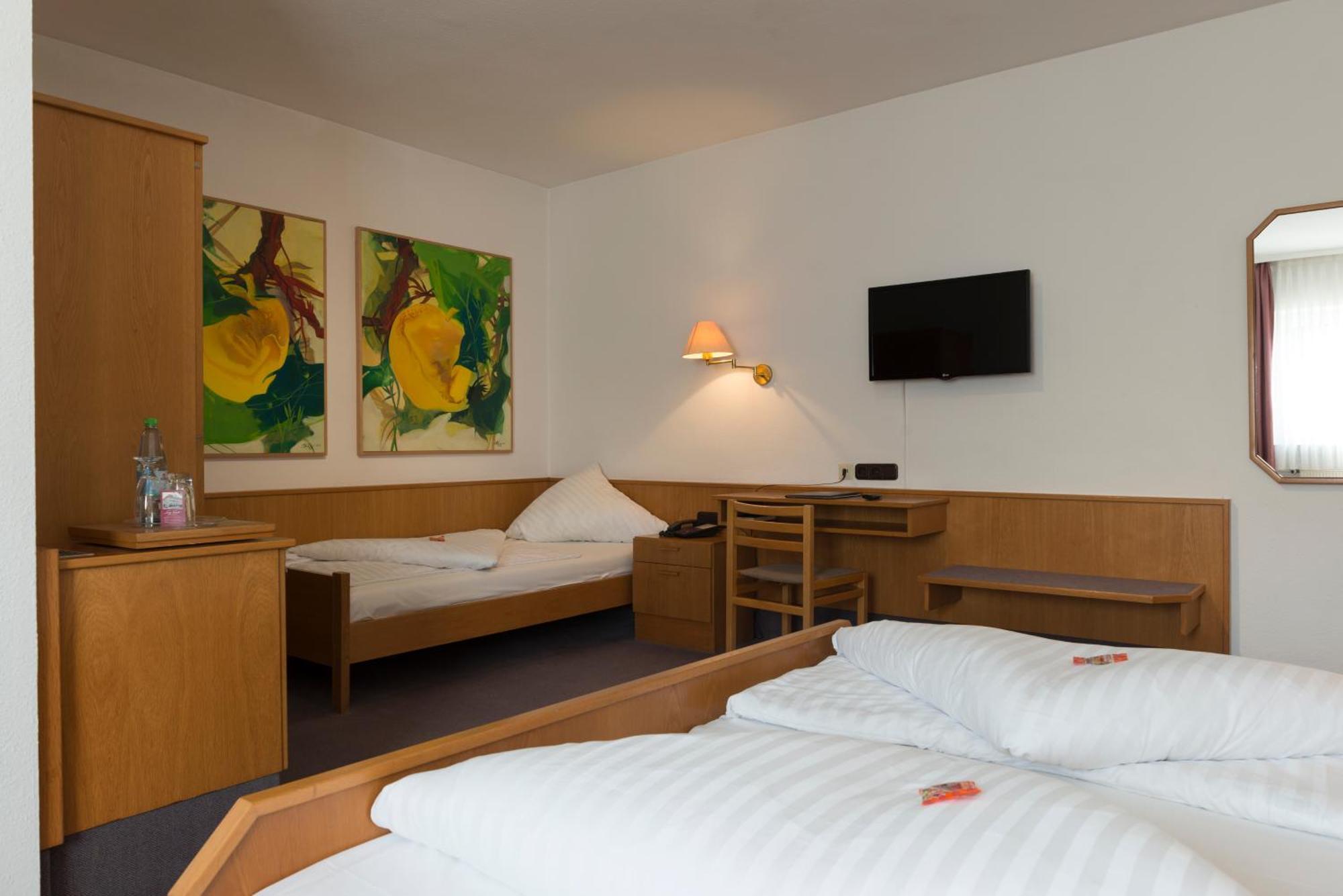 Hotel Gasthof Zum Storch Schluesselfeld Exterior photo